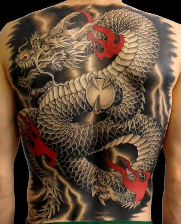Japáni sárkány tetoválás